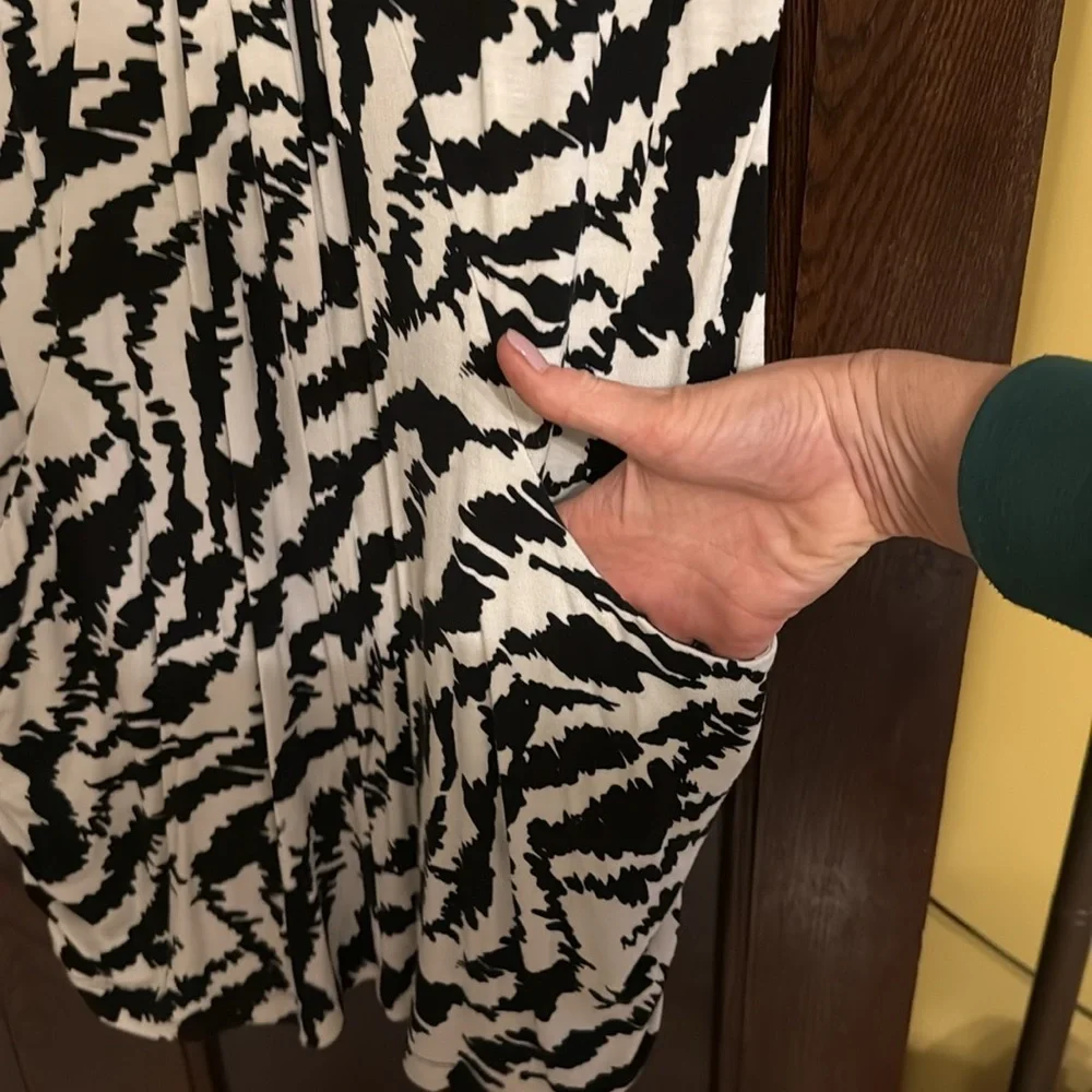 INC International Concepts Black and White Zebra 🦓 Ruched Short Sleeve Tunic Top - Picture 4 of 10